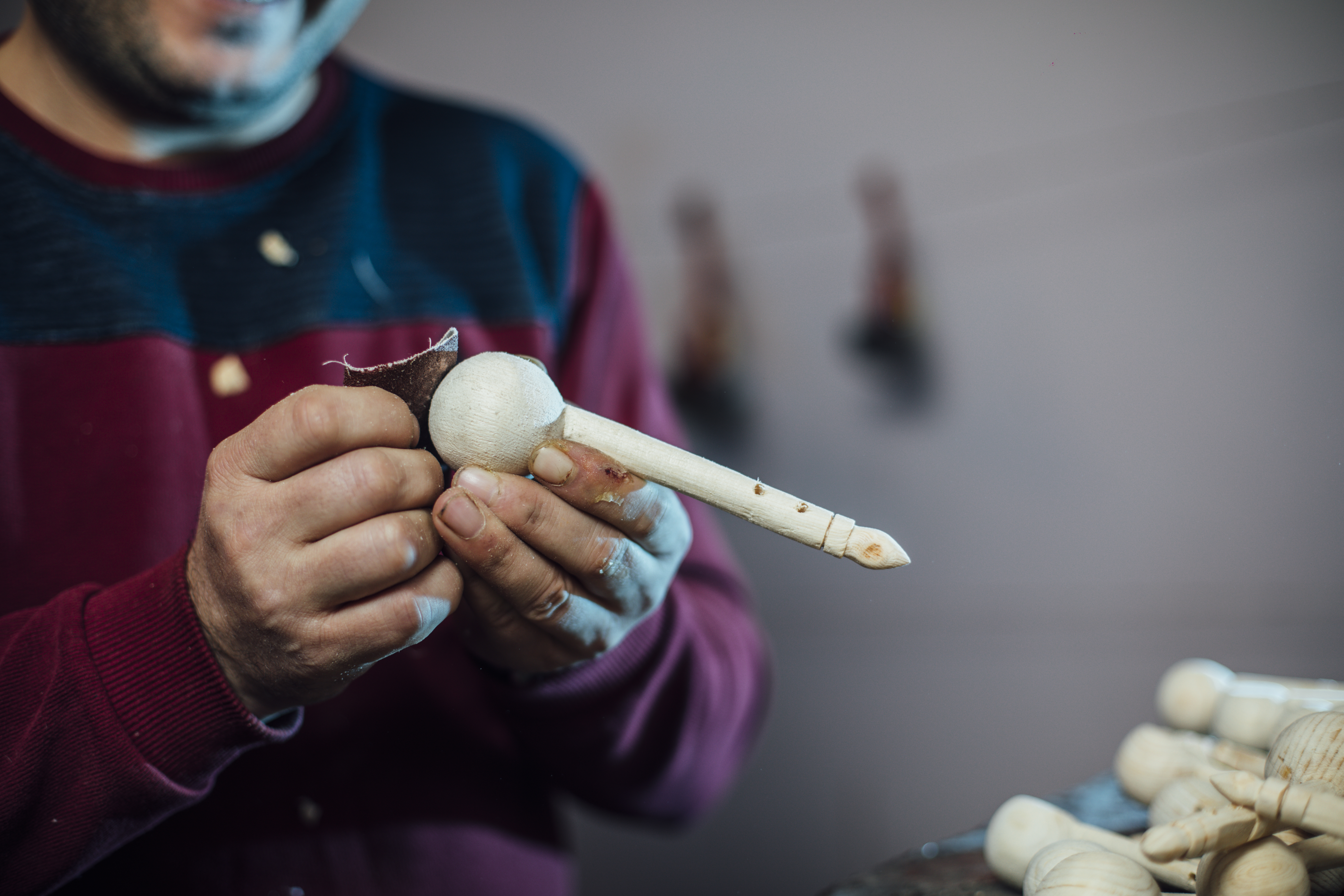 master-peeling-wooden-figures-high-quality-photo.jpg